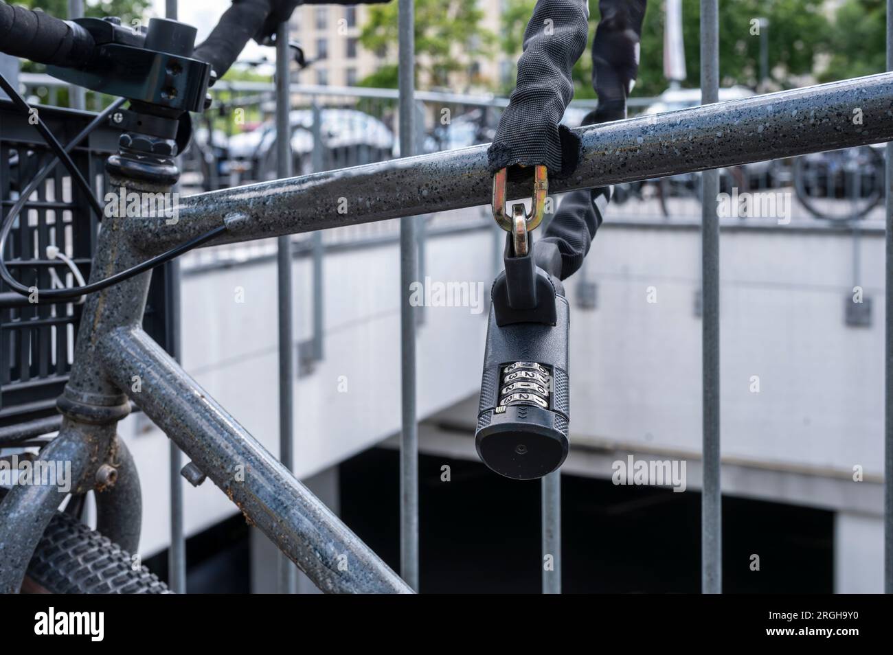 Ein Fahrrad, das mit einem Zahlenschloss gesichert ist Stockfoto