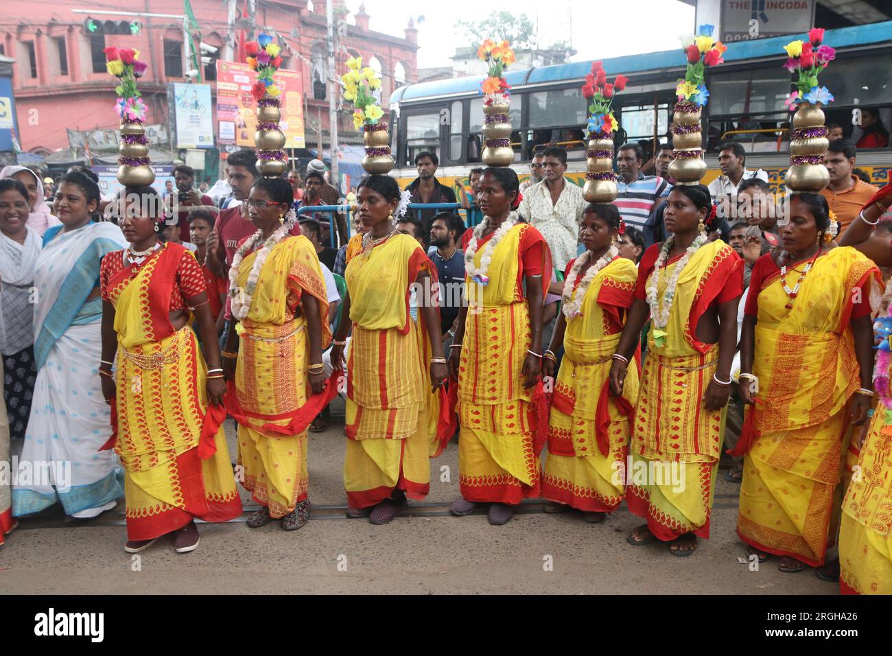 Kalkutta, Westbengalen, Indien. 9. Aug. 2023. Stammesfrauen tanzen während des vom Kongress organisierten Internationalen Tages der indigenen Völker der Welt. (Kreditbild: © Dipa Chakraborty/Pacific Press via ZUMA Press Wire) NUR REDAKTIONELLE VERWENDUNG! Nicht für den kommerziellen GEBRAUCH! Stockfoto