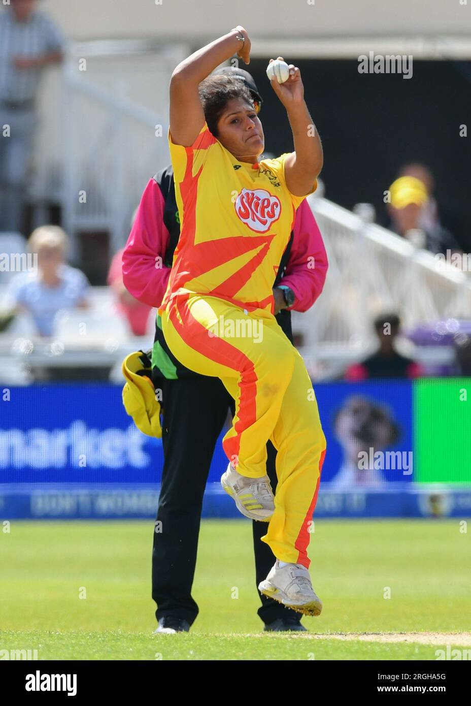 Nottingham, Großbritannien. 09. Aug. 2023. 9. August 2023 - Trent Bridge Cricket Ground, Nottingham. Veranstaltung: The 100 Cricket: Nottingham Rockets gegen Northern Supercharger. Überschrift: Naomi Dattani (Trent Rockets) Bowling. Bild: Mark Dunn/Alamy Live News (Sport) Kredit: Mark Dunn Photography/Alamy Live News Stockfoto