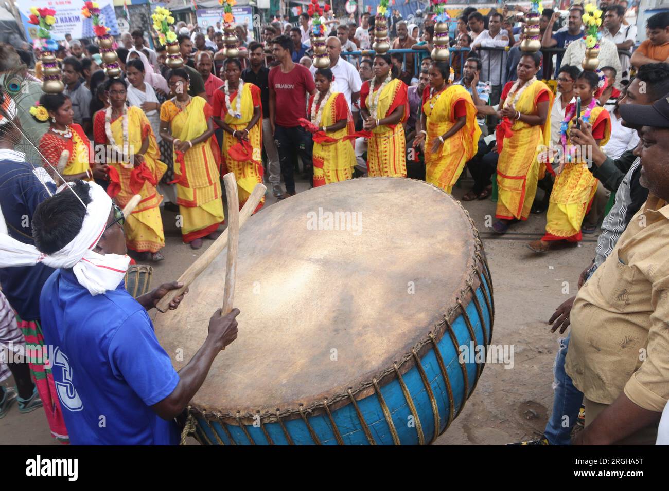 Kalkutta, Westbengalen, Indien. 9. Aug. 2023. Stammesfrauen tanzen während des vom Kongress organisierten Internationalen Tages der indigenen Völker der Welt. (Kreditbild: © Dipa Chakraborty/Pacific Press via ZUMA Press Wire) NUR REDAKTIONELLE VERWENDUNG! Nicht für den kommerziellen GEBRAUCH! Stockfoto