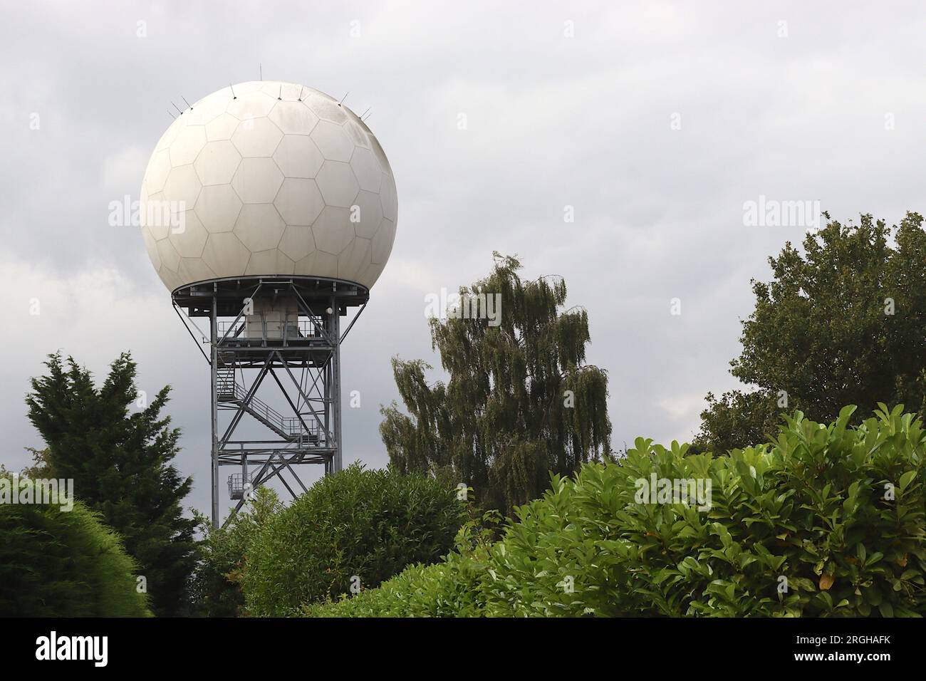 NATS - National Air Traffic Service Radar Dome in Bovingdon, Hertfordshire. Die wetterfeste Kuppel schützt die Antenne und Radaranlage im Inneren. Stockfoto