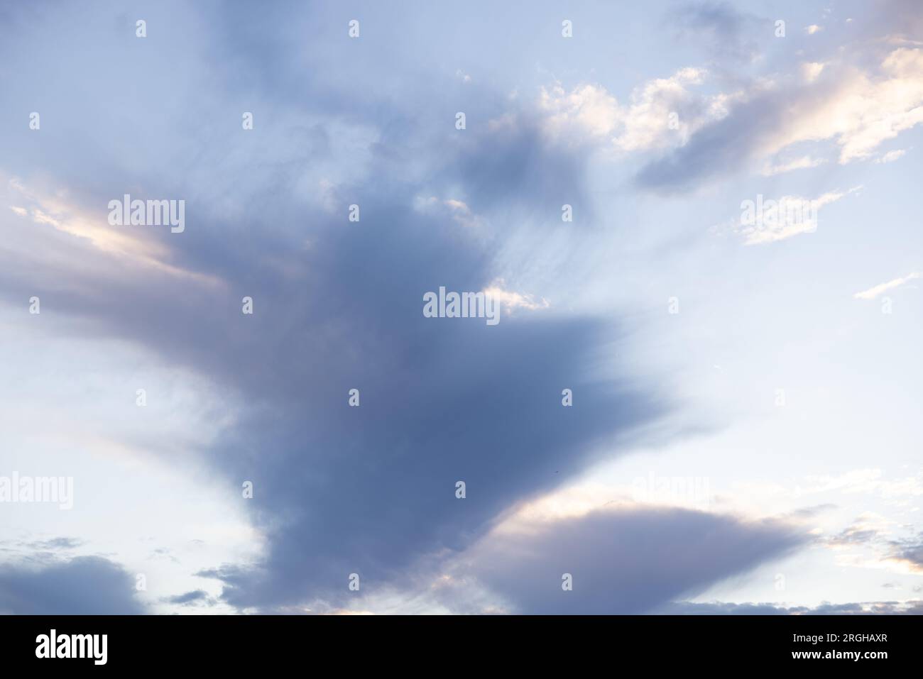 Erstaunliche Wolken hängen am blauen Himmel. Wunderbarer Sonnenuntergang und ein besserer Sonnenaufgang mit wunderschönen Wolken und farbenfrohem Himmel. Stockfoto