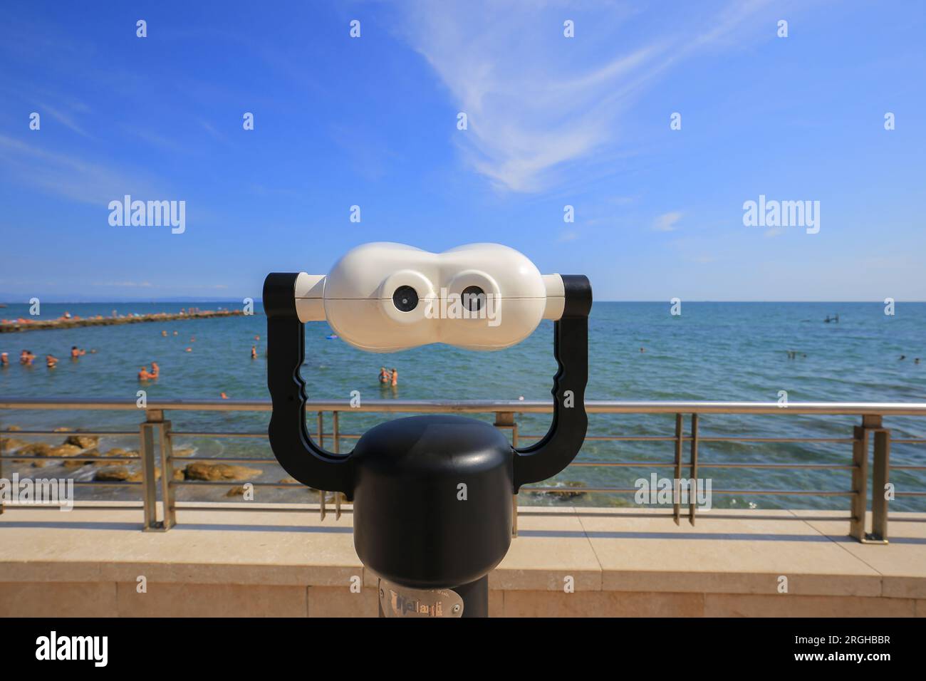 Fernglas auf der Aussichtsplattform mit Blick auf das Meer in Grado Stockfoto