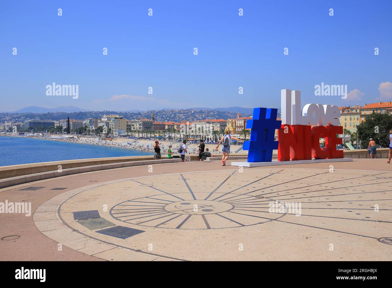 Sundial und ich lieben Nizza auf dem Platz Stockfoto