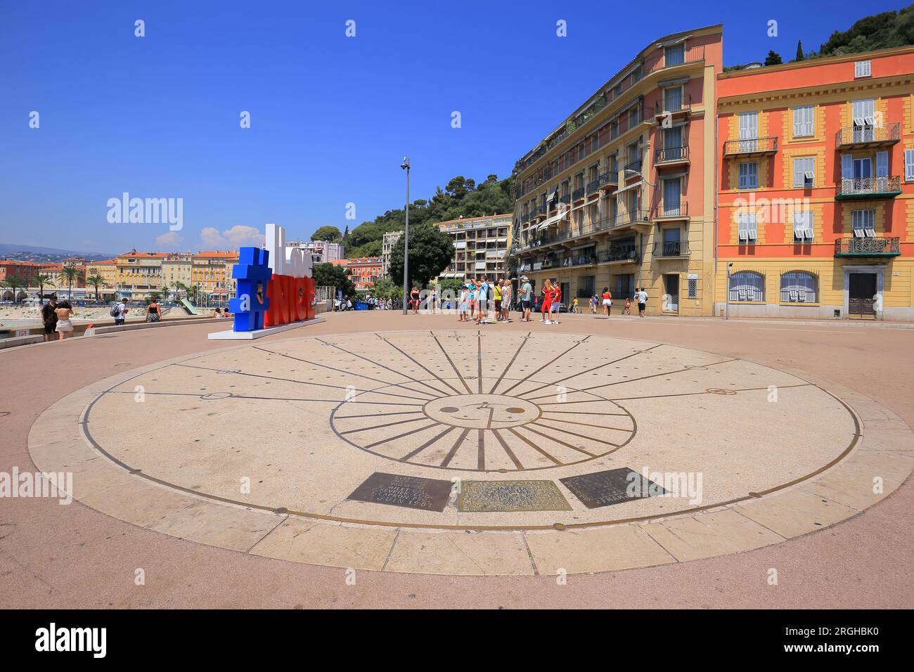 Sundial und ich lieben Nizza auf dem Platz Stockfoto