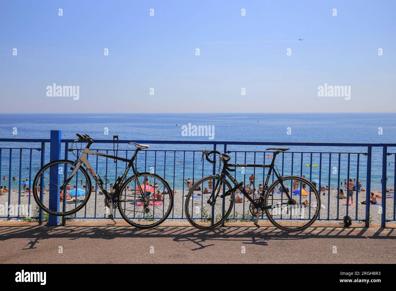 Fahrräder parken an der Promenade in der Nähe des Strandes in Nizza Stockfoto