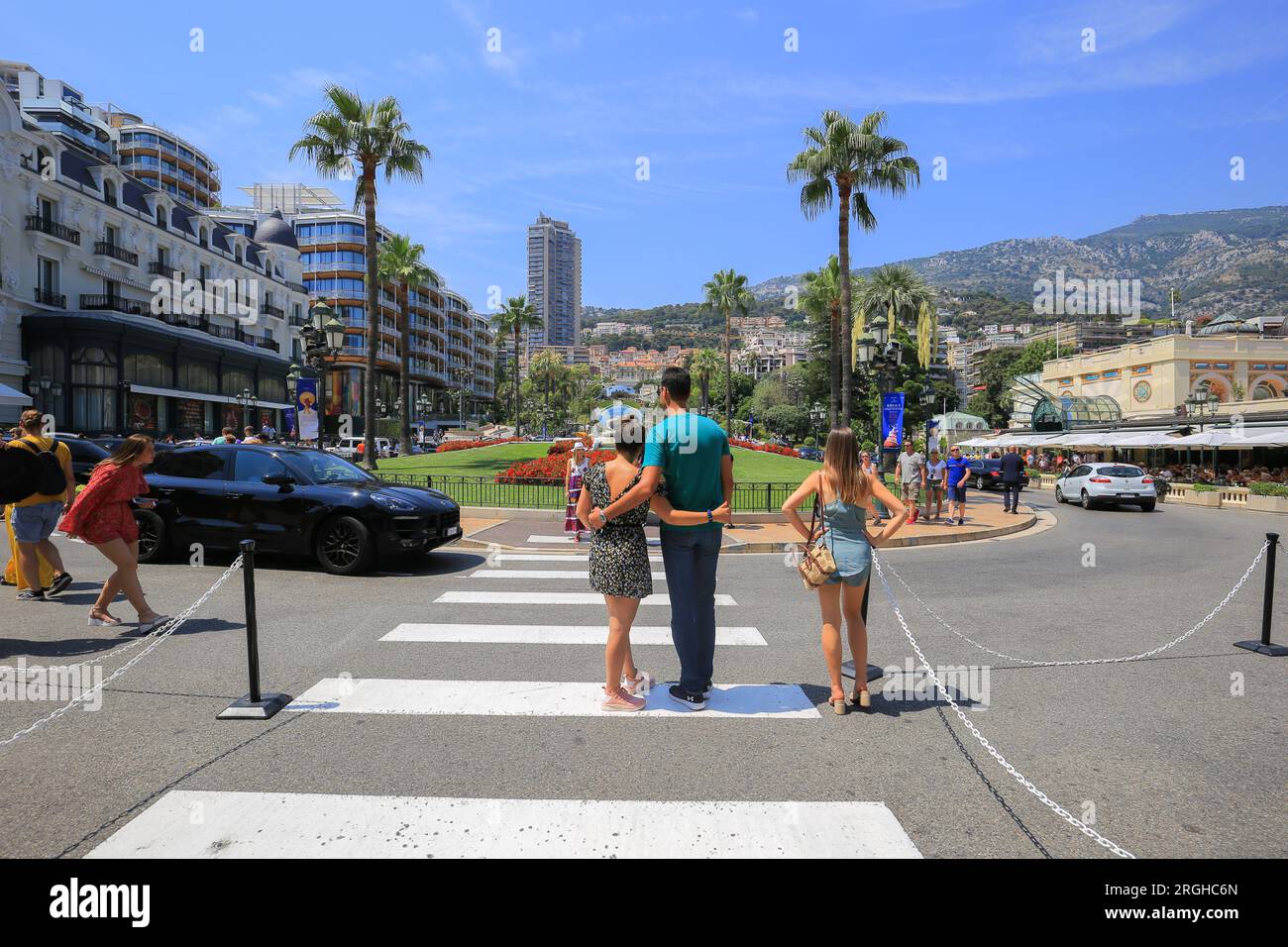 Fußgängerübergang in der Nähe des Monte Carlo Casinos im Zentrum von Monaco Stockfoto