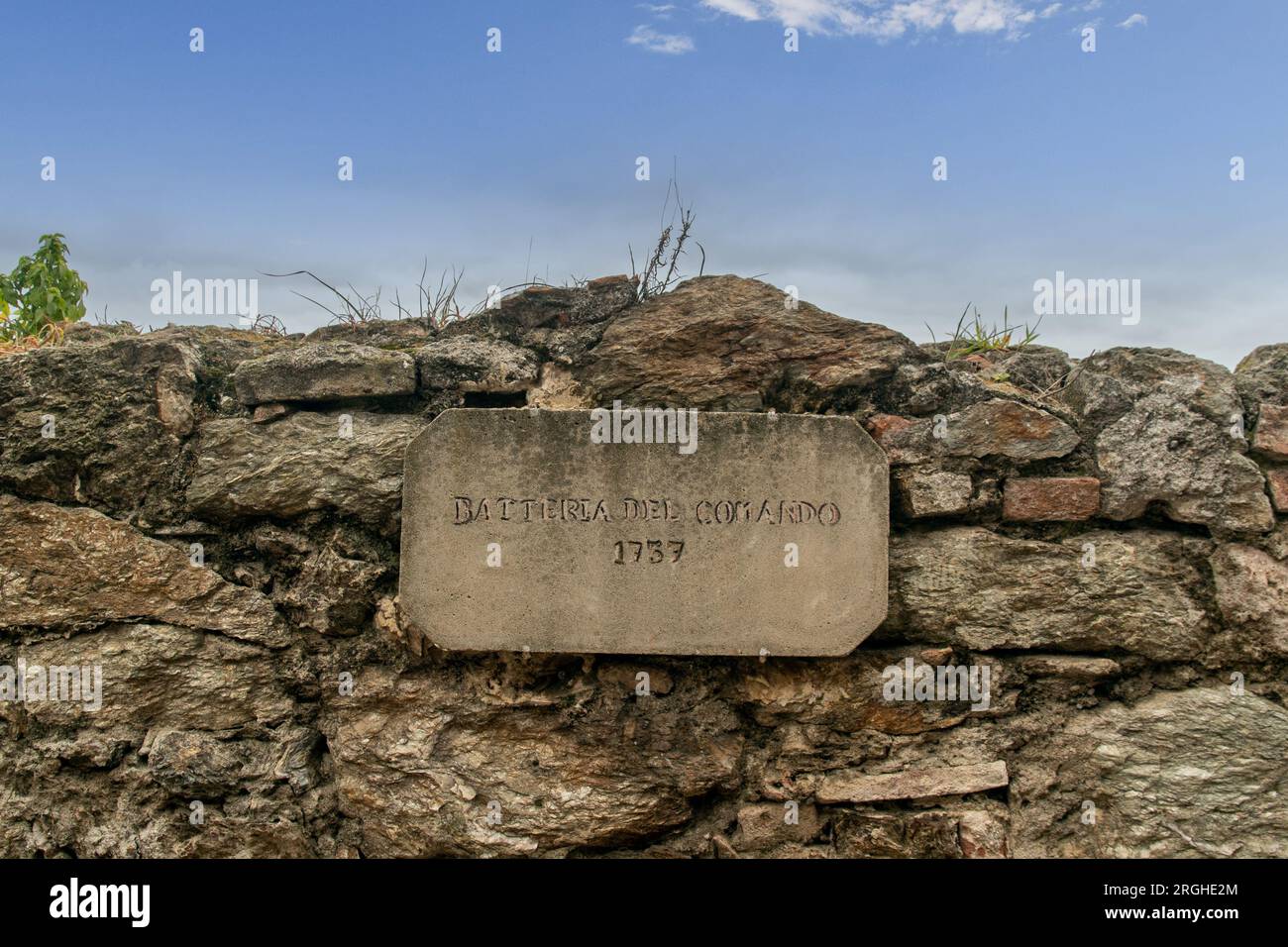 Detail einer Steinmauer der Festung Priamar (1542) mit einem Schild mit der Aufschrift „Batterie des Militärkommandos, 1757“, Savona, Ligurien, Italien Stockfoto