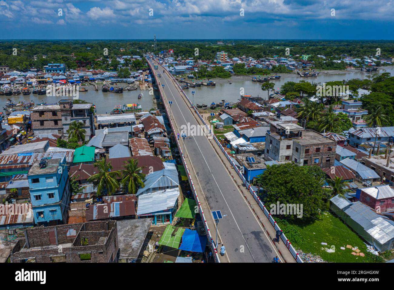 Luftaufnahme der Shahid Sheikh Russel Bridge über den Shibbaria River am Mahipur-Alipur Point des Patuakhali-Kuakata Highway. Die Brücke war vietnam Stockfoto