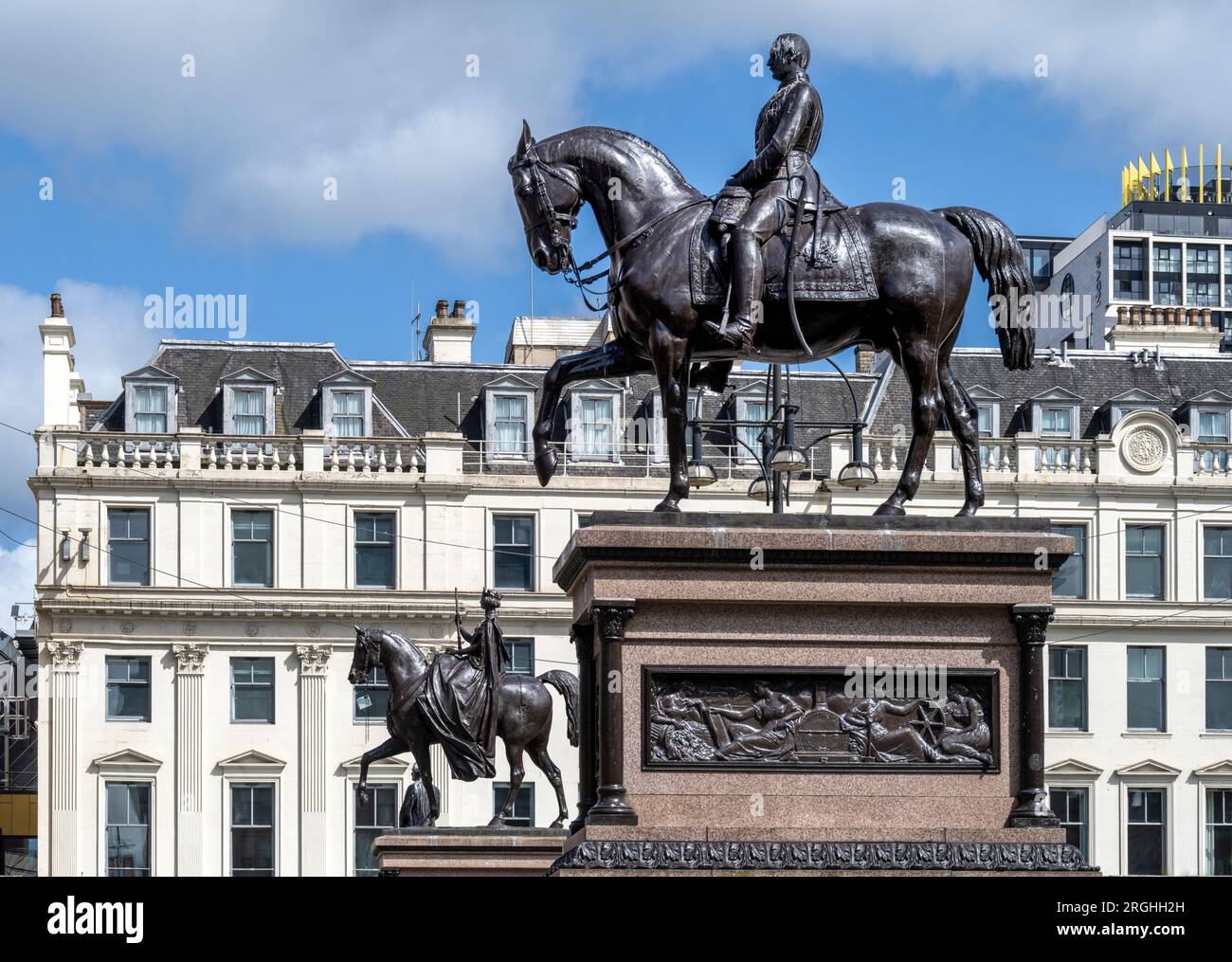 Reiterstatue von Prinz Albert und Königin Victoria in der Ferne am George Square in Glasgow Stockfoto