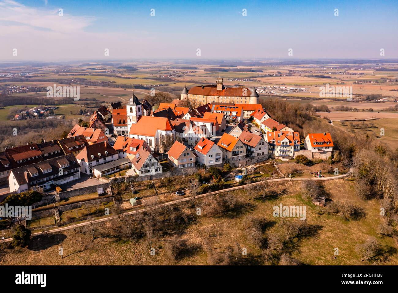 Das historische Waldenburg mit Kirche und Schloss über dem Hohenloher Land aus der Luft, Deutschland Stockfoto