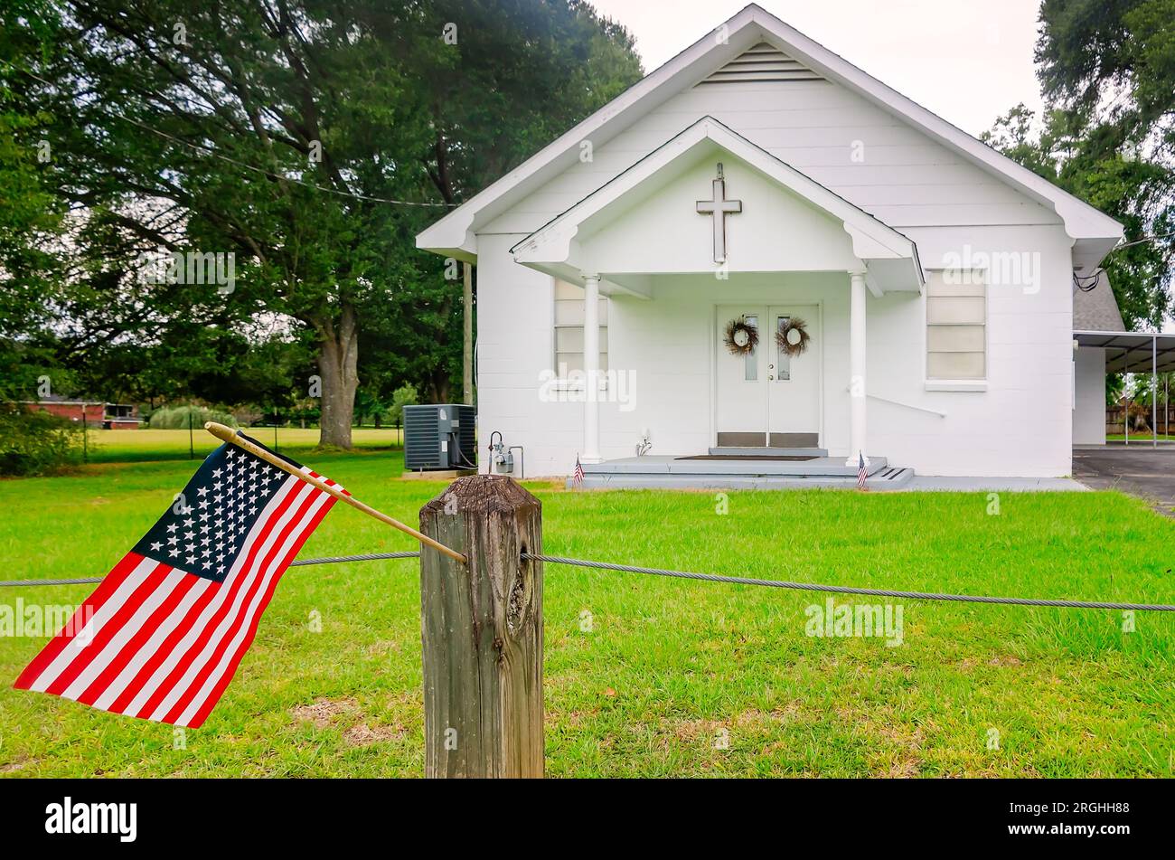 Eine amerikanische Flagge fliegt vor der Bethel Baptist Church, 8. August 2023, in Mobile, Alabama. Stockfoto