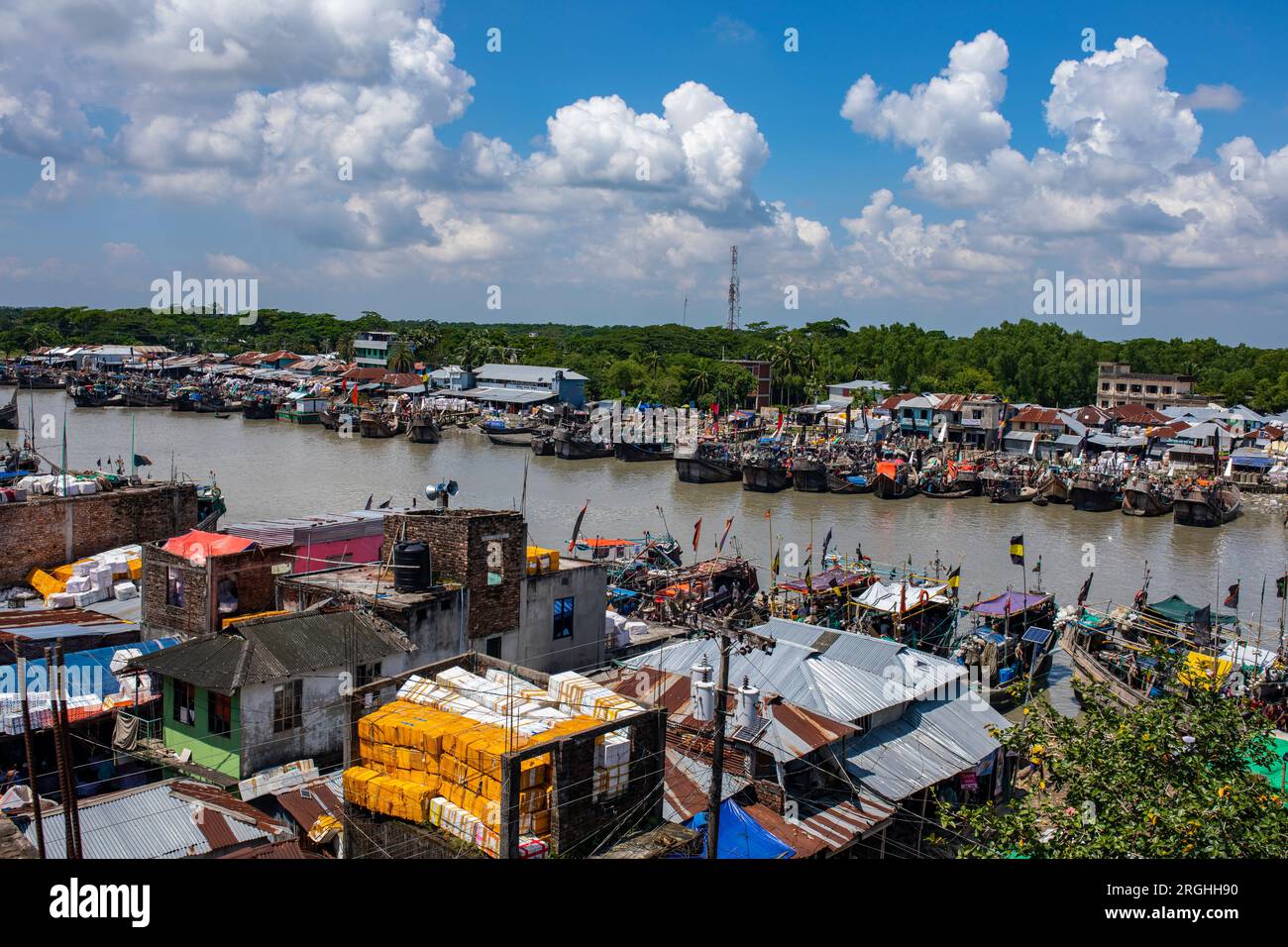 Luftaufnahme der Fischlandestation Alipur am Ufer des Shibbaria. Es ist das größte Fischanlandezentrum im Süden Bangladeschs. Patuakha Stockfoto