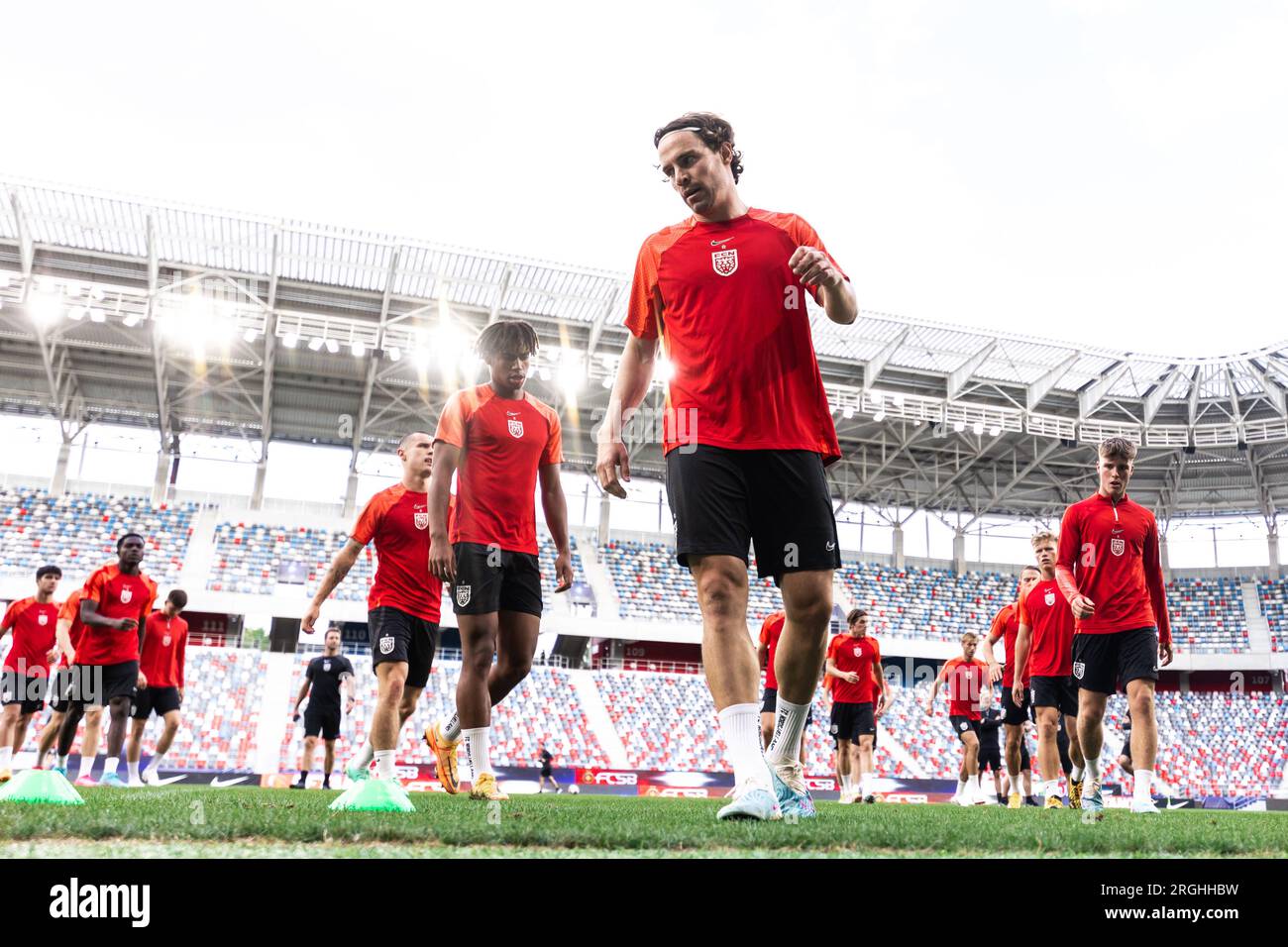 Bukarest, Rumänien. , . Erik Marxen vom FC Nordsjaelland wurde während eines letzten Trainings vor dem Spiel der UEFA Conference Leauge zwischen FCSB und FC Nordsjaelland im Stadionul Steaua in Bukarest gesehen. (Foto: Gonzales Photo/Alamy Live News Stockfoto