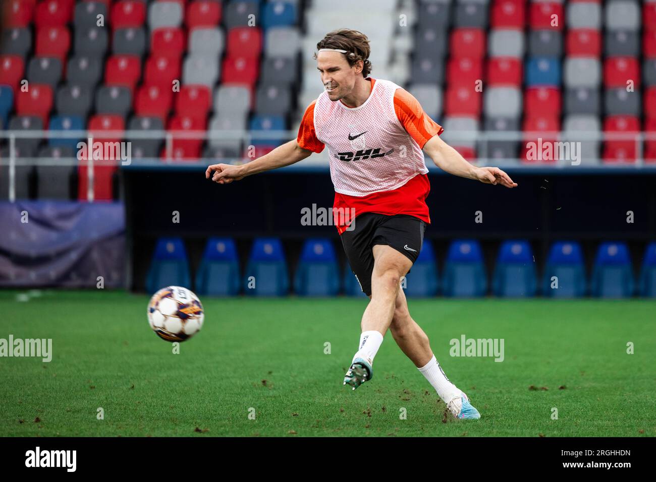 Bukarest, Rumänien. , . Erik Marxen vom FC Nordsjaelland wurde während eines letzten Trainings vor dem Spiel der UEFA Conference Leauge zwischen FCSB und FC Nordsjaelland im Stadionul Steaua in Bukarest gesehen. (Foto: Gonzales Photo/Alamy Live News Stockfoto