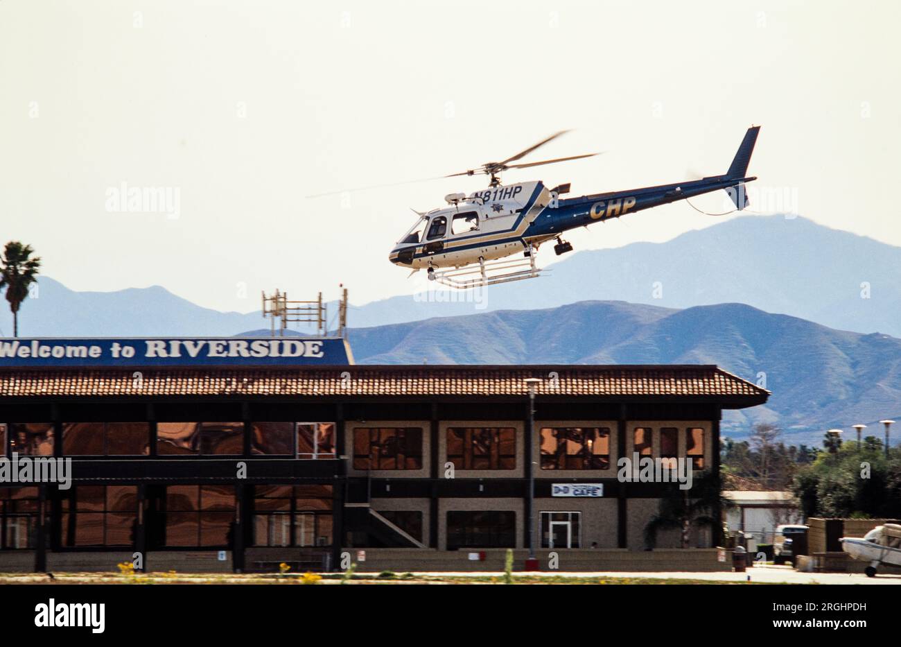 Ein California Highway Patrol - CHP - Hubschrauber landet am Riverside Airport in Riverside, CA. Stockfoto