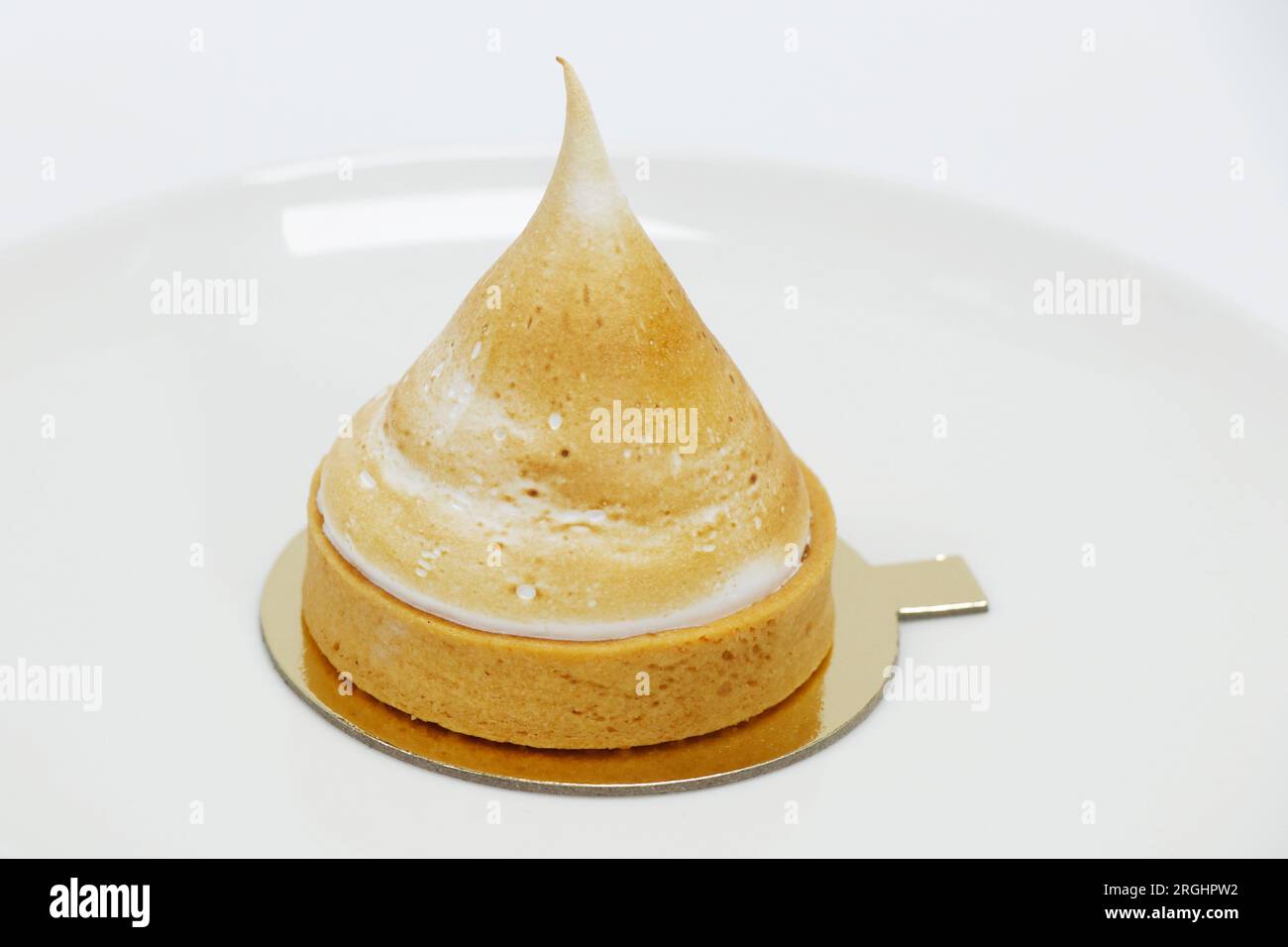 Zitronencreme mit Baiser-Dessert isoliert mit weißem Hintergrund Stockfoto