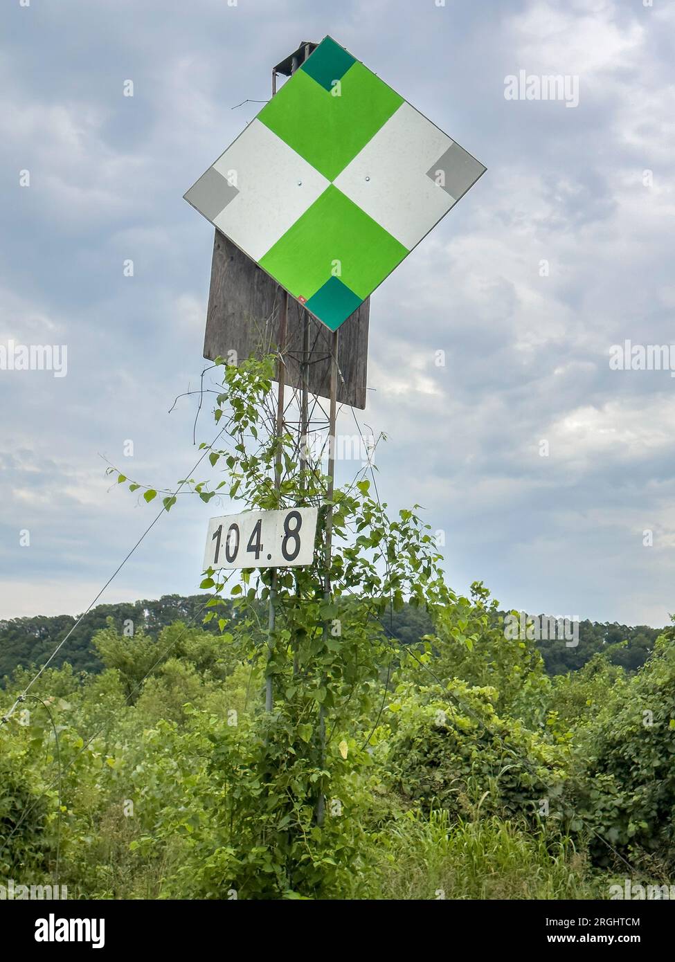 Grünes reflektierendes Navigationsschild am rechten Ufer des Missouri River Stockfoto