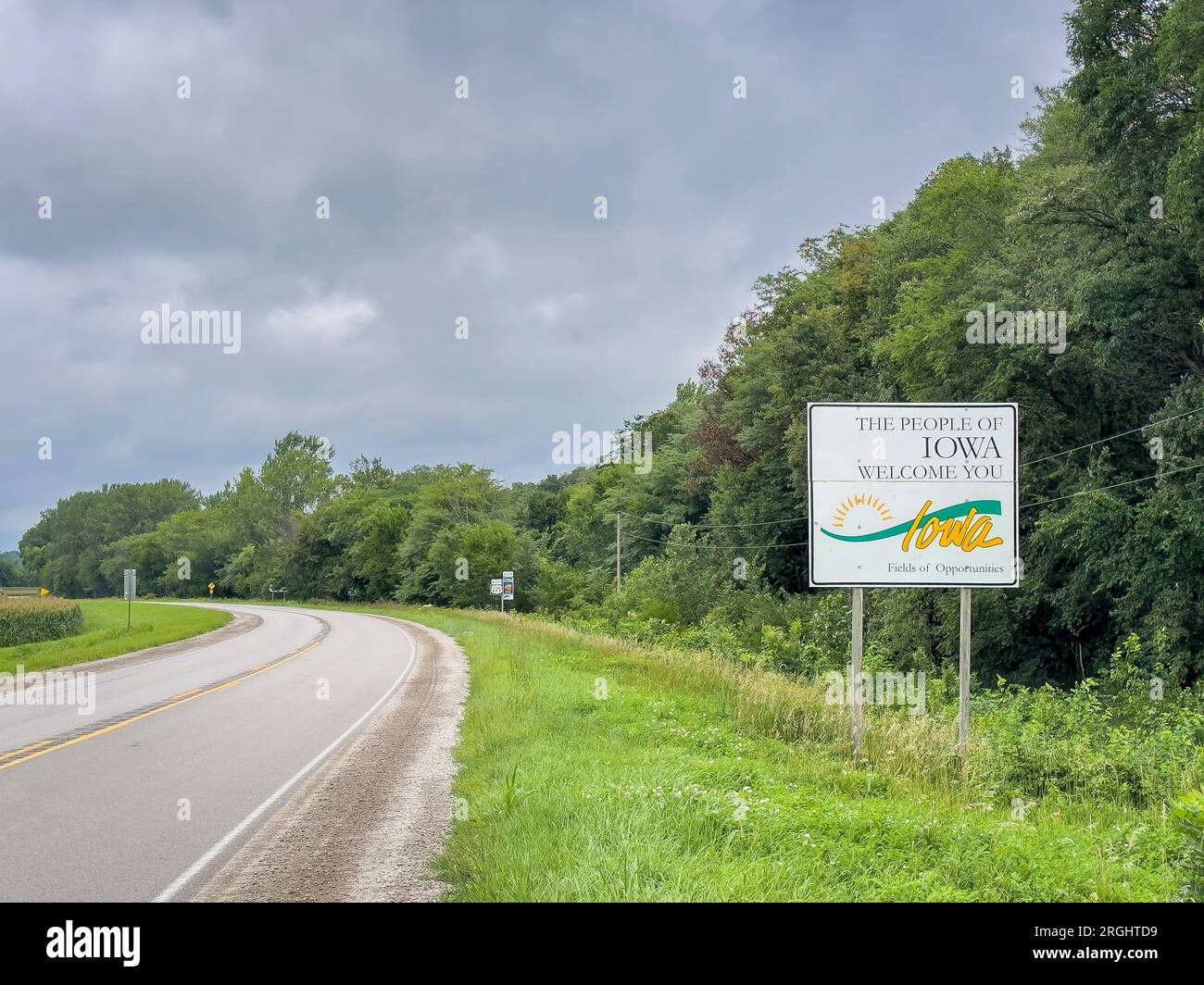 Iowa Willkommensschild an der Staatsgrenze zu Nebraska, Sommerlandschaft, Reisekonzept Stockfoto