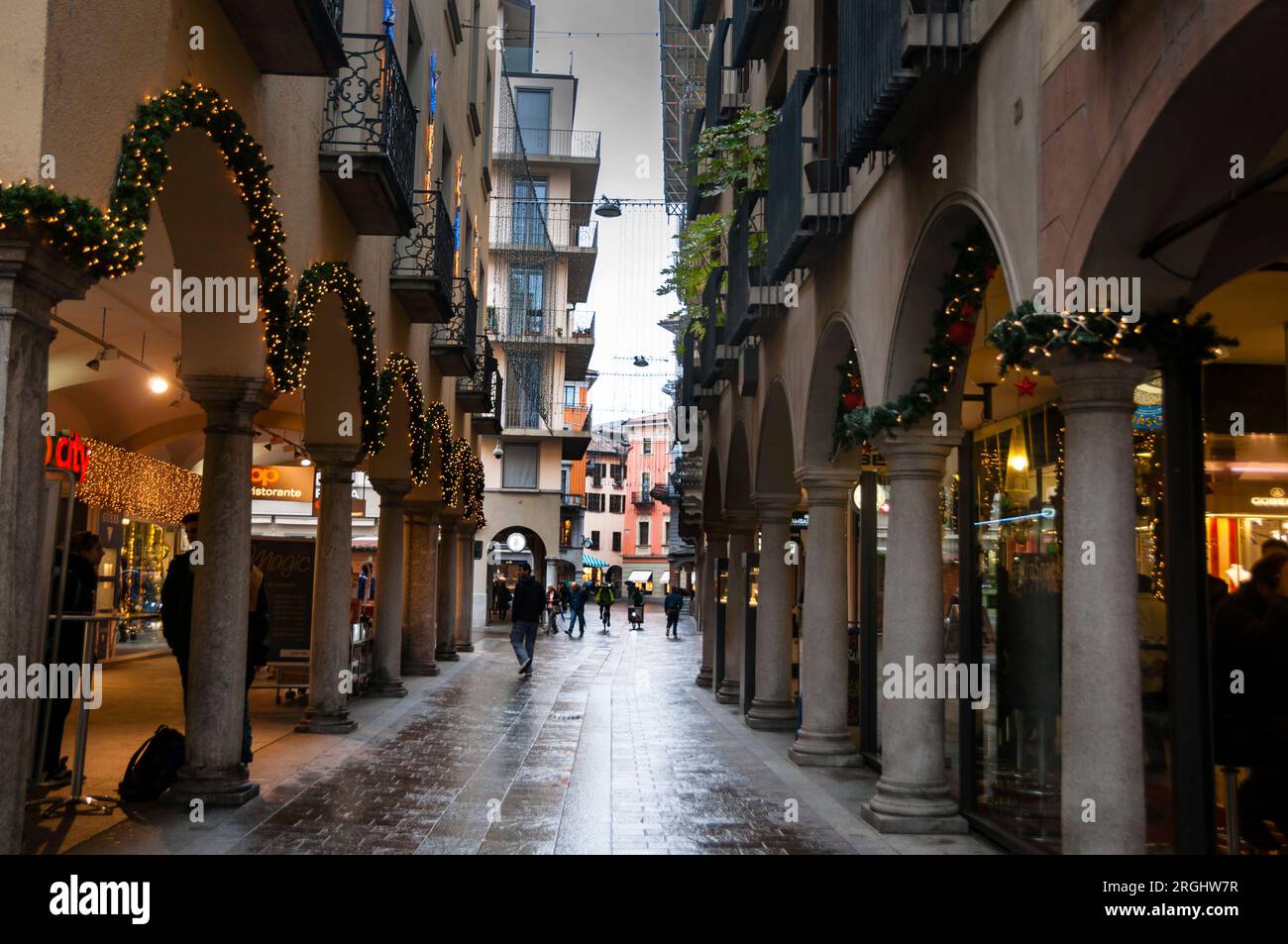 Bogengänge in der Fußgängerzone des italienischsprachigen Luganos, Schweiz. Stockfoto