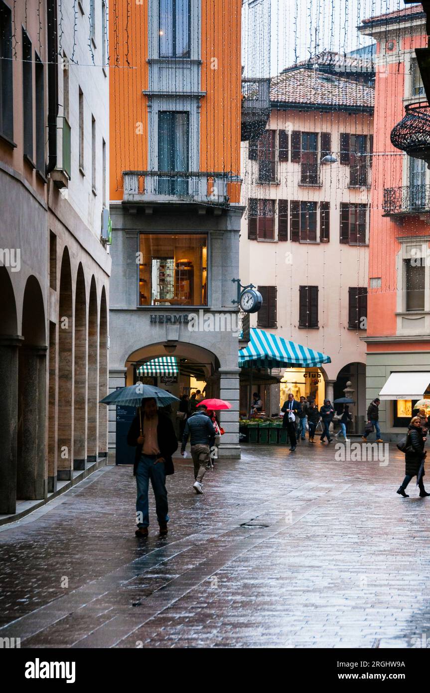 Der Bauernmarkt und überdachte Arkaden im Einkaufsviertel des italienischsprachigen Luganos, Schweiz. Stockfoto