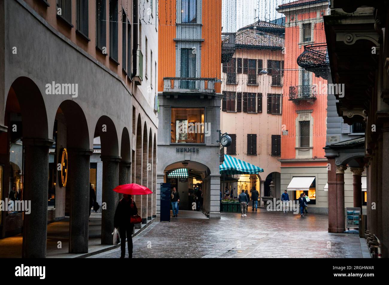 Der Bauernmarkt und überdachte Arkaden im italienischsprachigen Lugano, Schweiz. Stockfoto