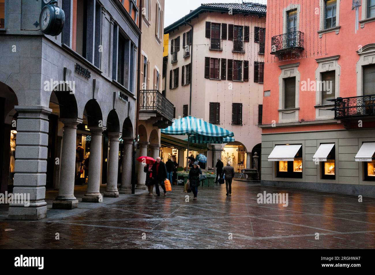 Der Bauernmarkt und überdachte Arkaden im italienischsprachigen Lugano, Schweiz. Stockfoto