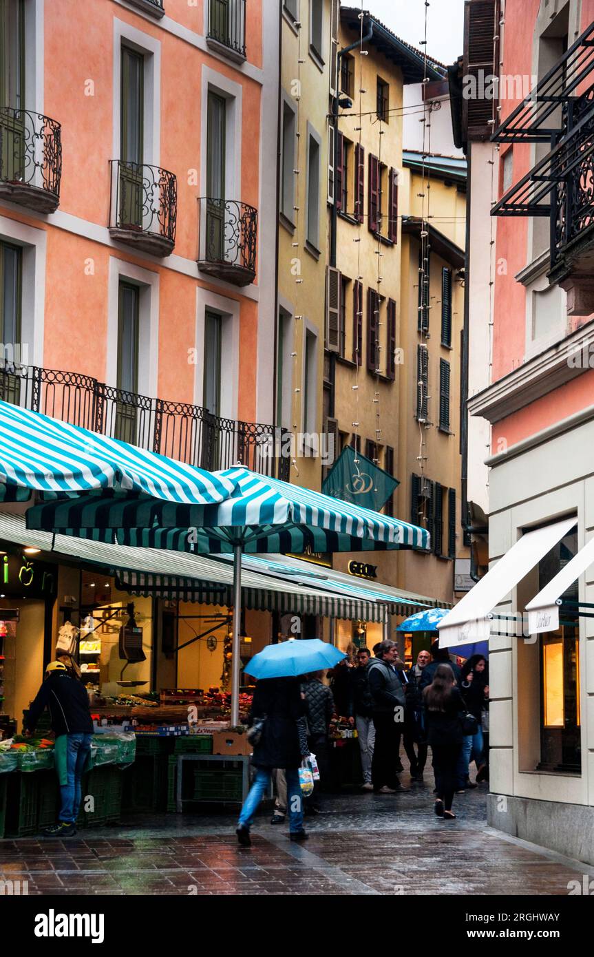 Farbenfrohes Stadthaus und Bauernmarkt im eleganten, italienischsprachigen Lugano, Schweiz. Stockfoto