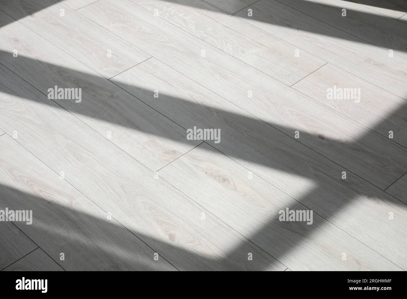 Schatten aus dem Fenster auf weißem Laminatboden Stockfoto