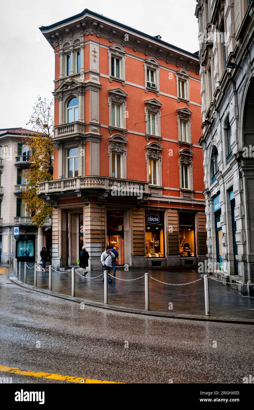 Klassisches Neubau-Gebäude in italienischsprachigem Lugano, Schweiz. Stockfoto