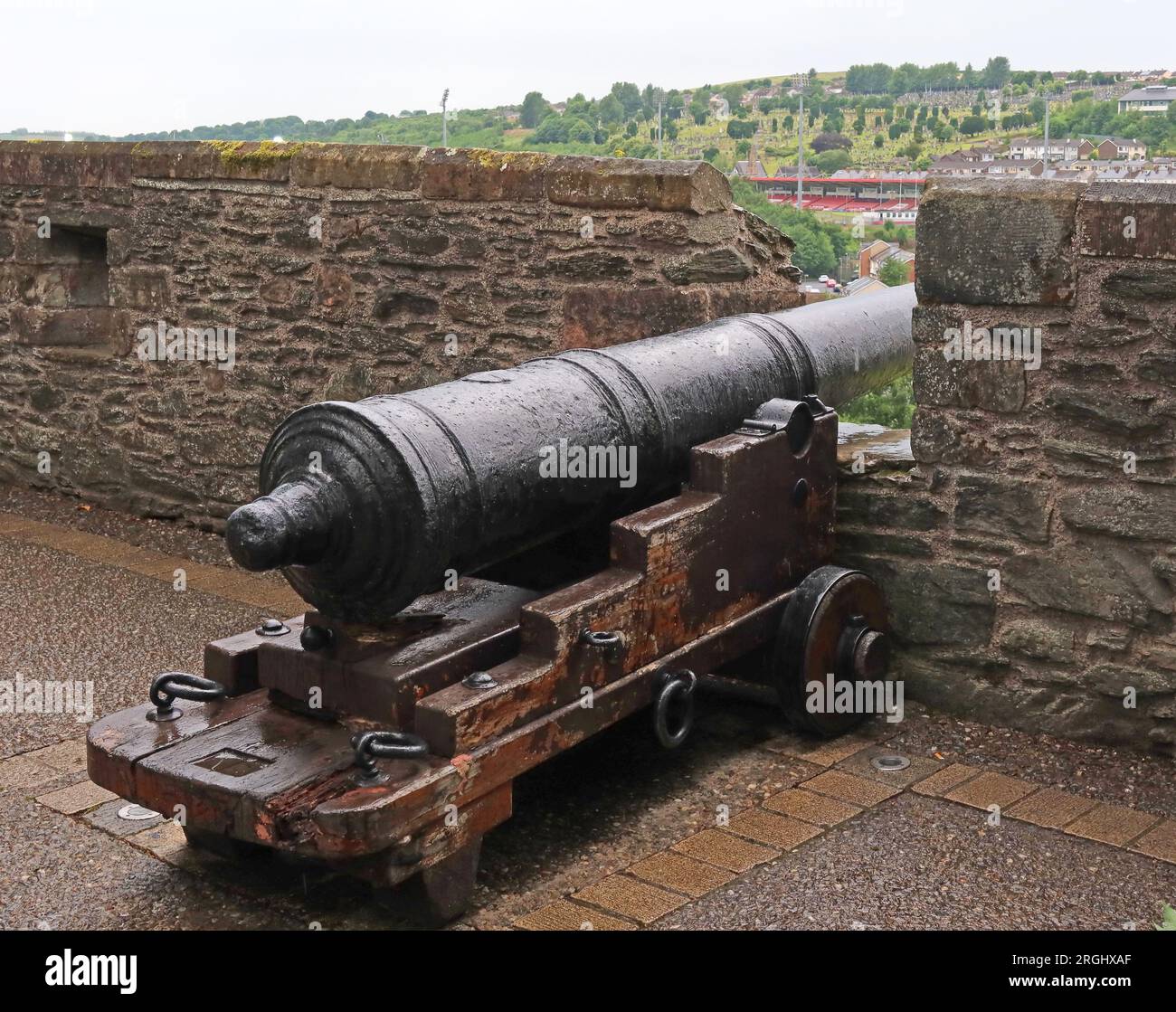 Derry Unionist Kanon, auf Londonderry Stadtmauern, der in Richtung Bogside, Double Bastion, Nordirland, BT48 zeigt Stockfoto