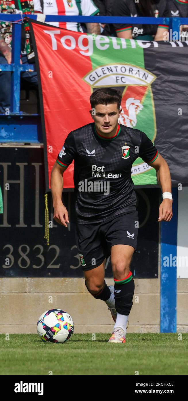 Mourneview Park, Lurgan, County Armagh, Nordirland, Vereinigtes Königreich. 05 Aug 2023. Sports Direct Premiership – Glenavon gegen Glentoran, Premiership Saisoneröffner. Action vom heutigen Spiel im Mourneview Park (Glenavon in Blau). Kredit: CAZIMB/Alamy Live News. Stockfoto