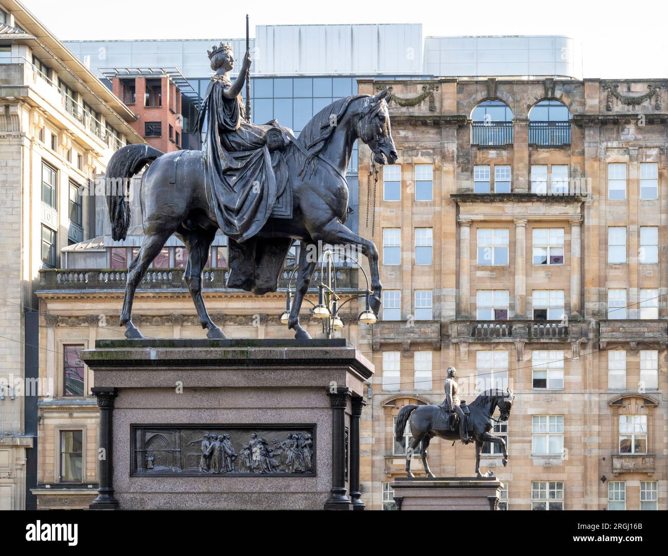 Reiterstatue von Königin Victoria und Prinz Albert in der Ferne am George Square in Glasgow Stockfoto