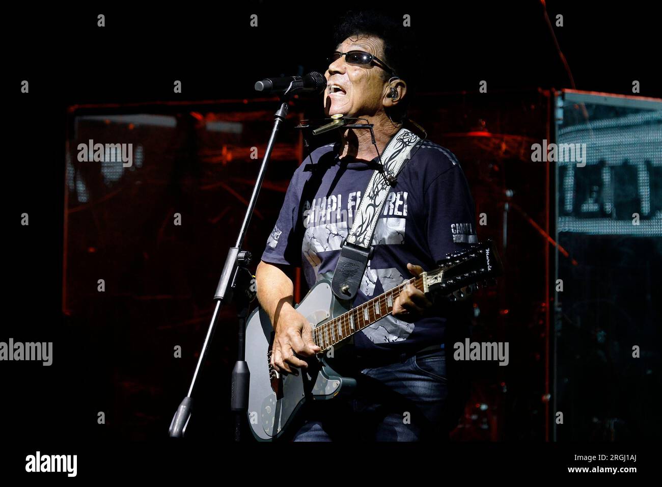 Auf dem Foto lebt Edoardo Bennato in Partinico für das Festmahl der