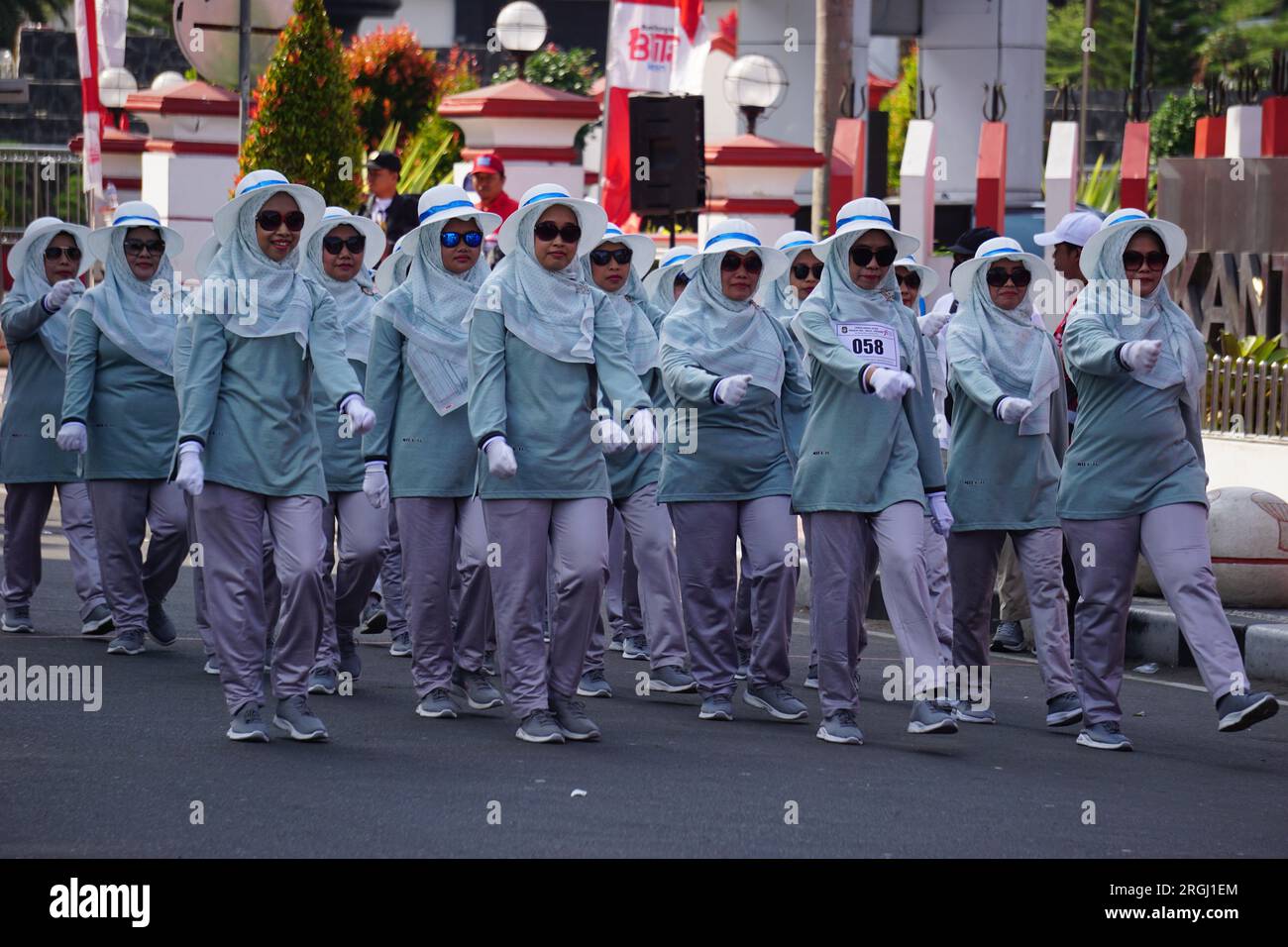 Die Menschen marschieren (baris berbaris), um Indonesiens Unabhängigkeit zu feiern Stockfoto