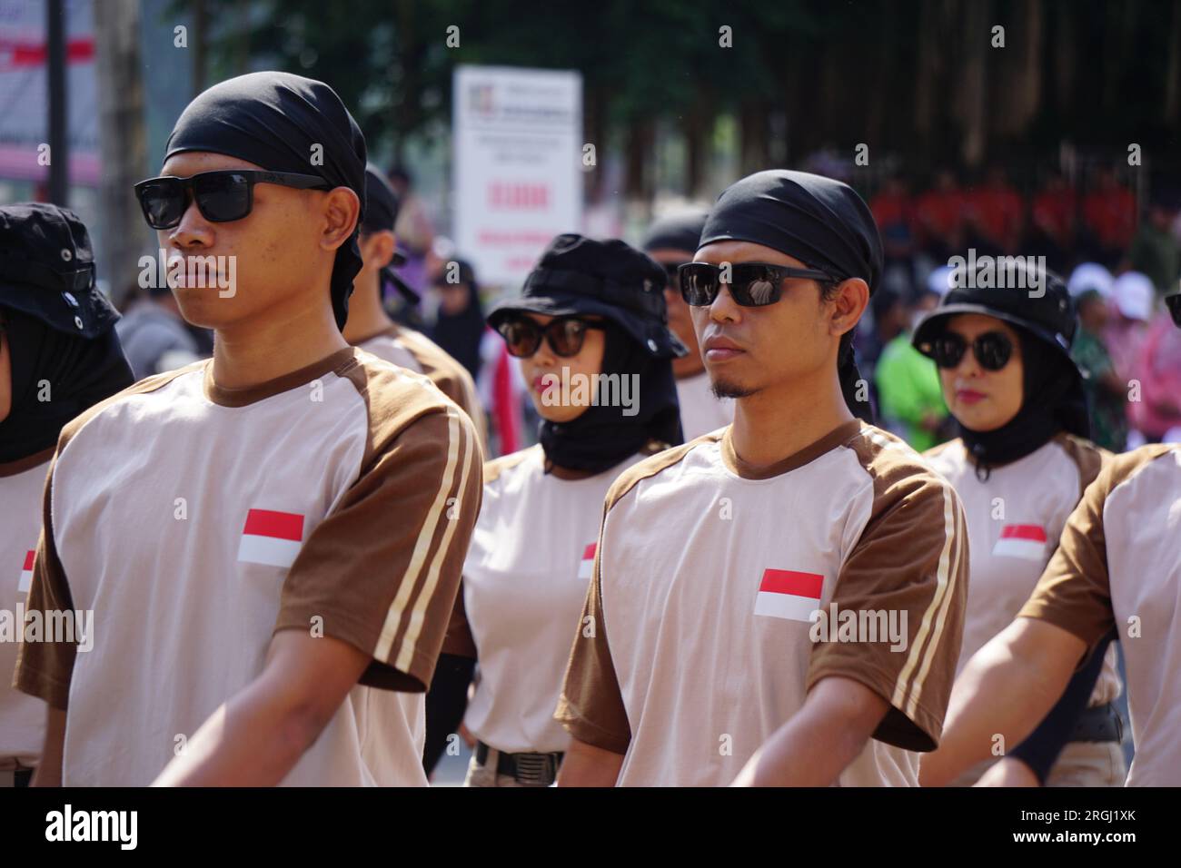 Die Menschen marschieren (baris berbaris), um Indonesiens Unabhängigkeit zu feiern Stockfoto