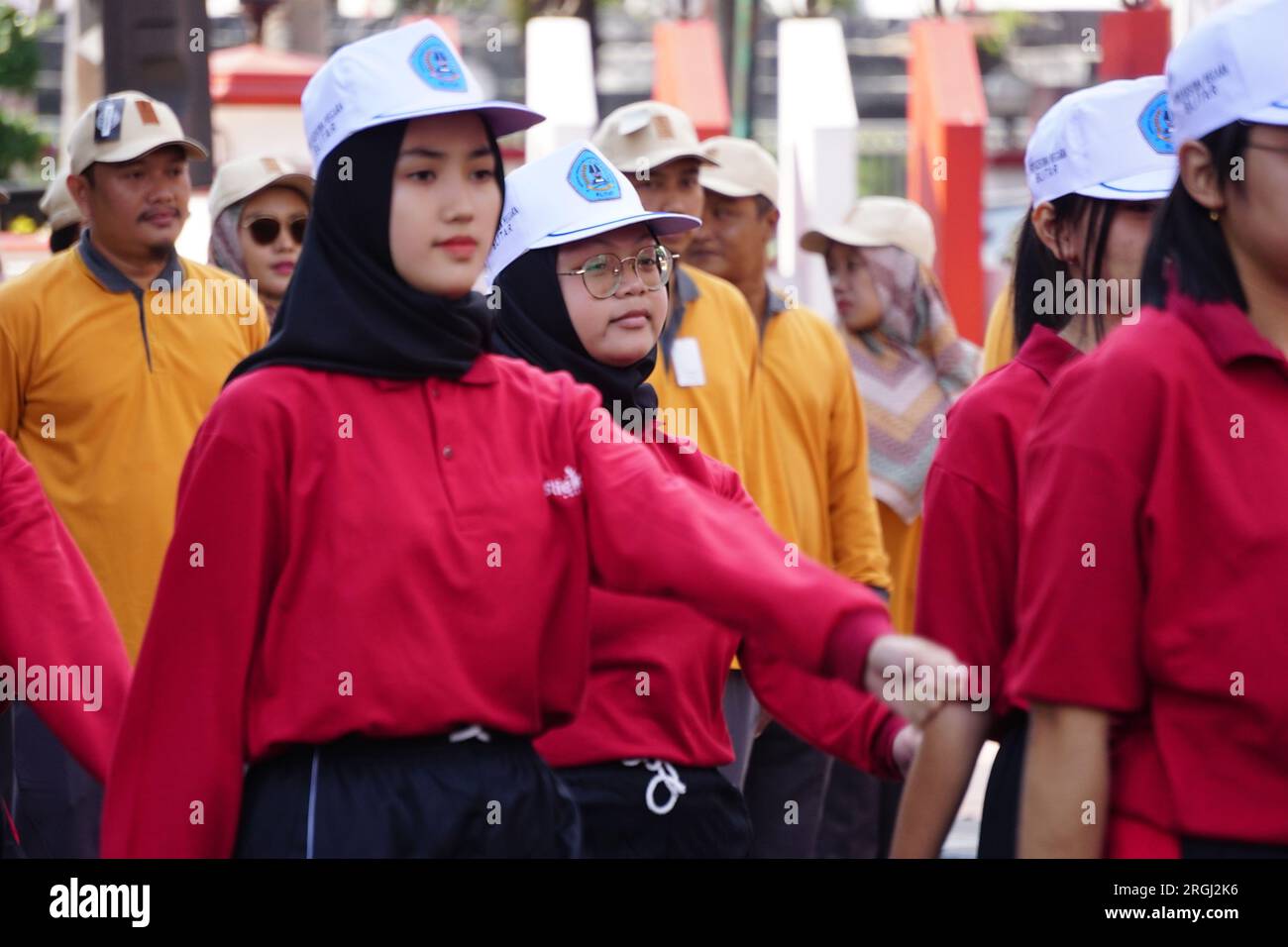 Die Menschen marschieren (baris berbaris), um Indonesiens Unabhängigkeit zu feiern Stockfoto