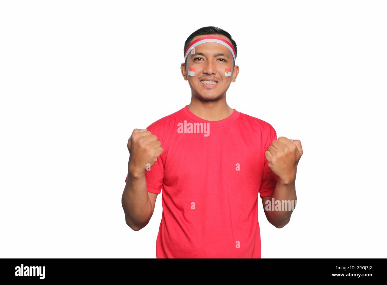 Ein junger asiatischer indonesischer Mann, der Hand auf Brust legt und stolz auf den Independence Day Indonesia ist. Stockfoto