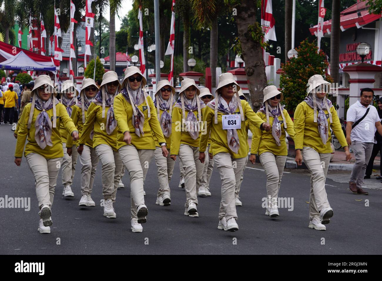 Die Menschen marschieren (baris berbaris), um Indonesiens Unabhängigkeit zu feiern Stockfoto