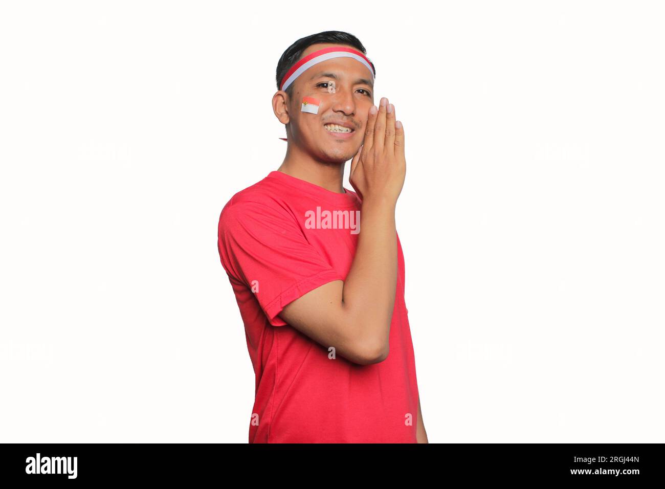 Ein junger asiatischer indonesischer Mann, der Hand auf Brust legt und stolz auf den Independence Day Indonesia ist. Stockfoto