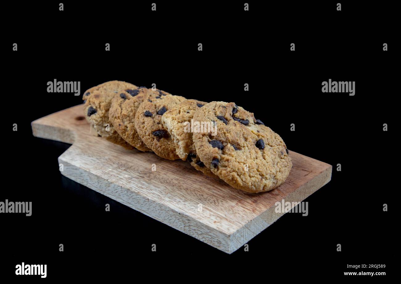 Schokoladenkekse isoliert auf schwarzem Hintergrund Stockfoto