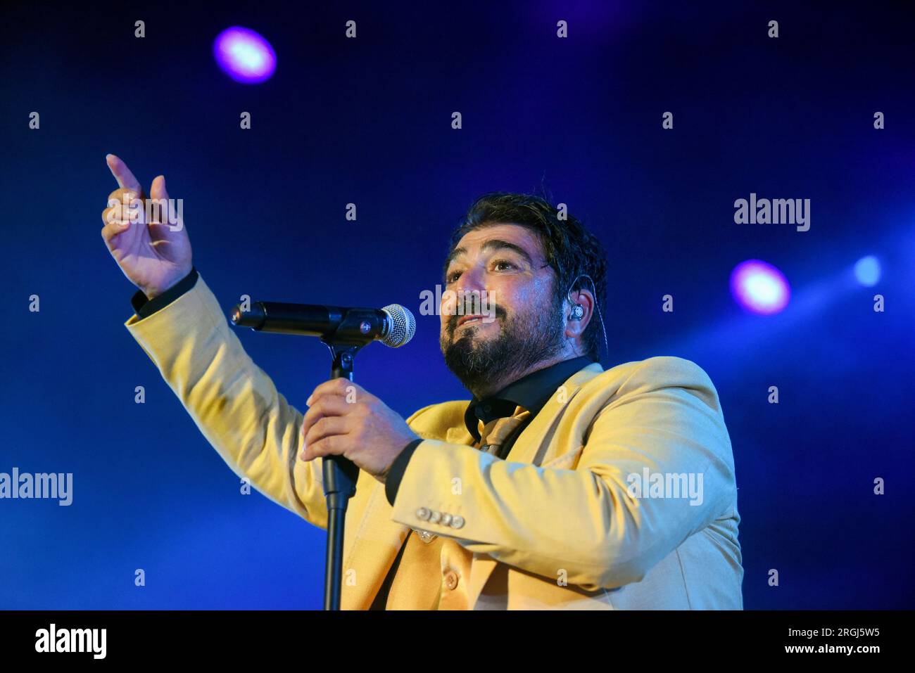 Sitges, Spanien. 09. Aug. 2023. Der spanische Sänger Antonio Orozco tritt live auf der Bühne des Festival Jardins de Terramar in Sitges auf. (Foto: Ramon Costa/SOPA Images/Sipa USA) Guthaben: SIPA USA/Alamy Live News Stockfoto