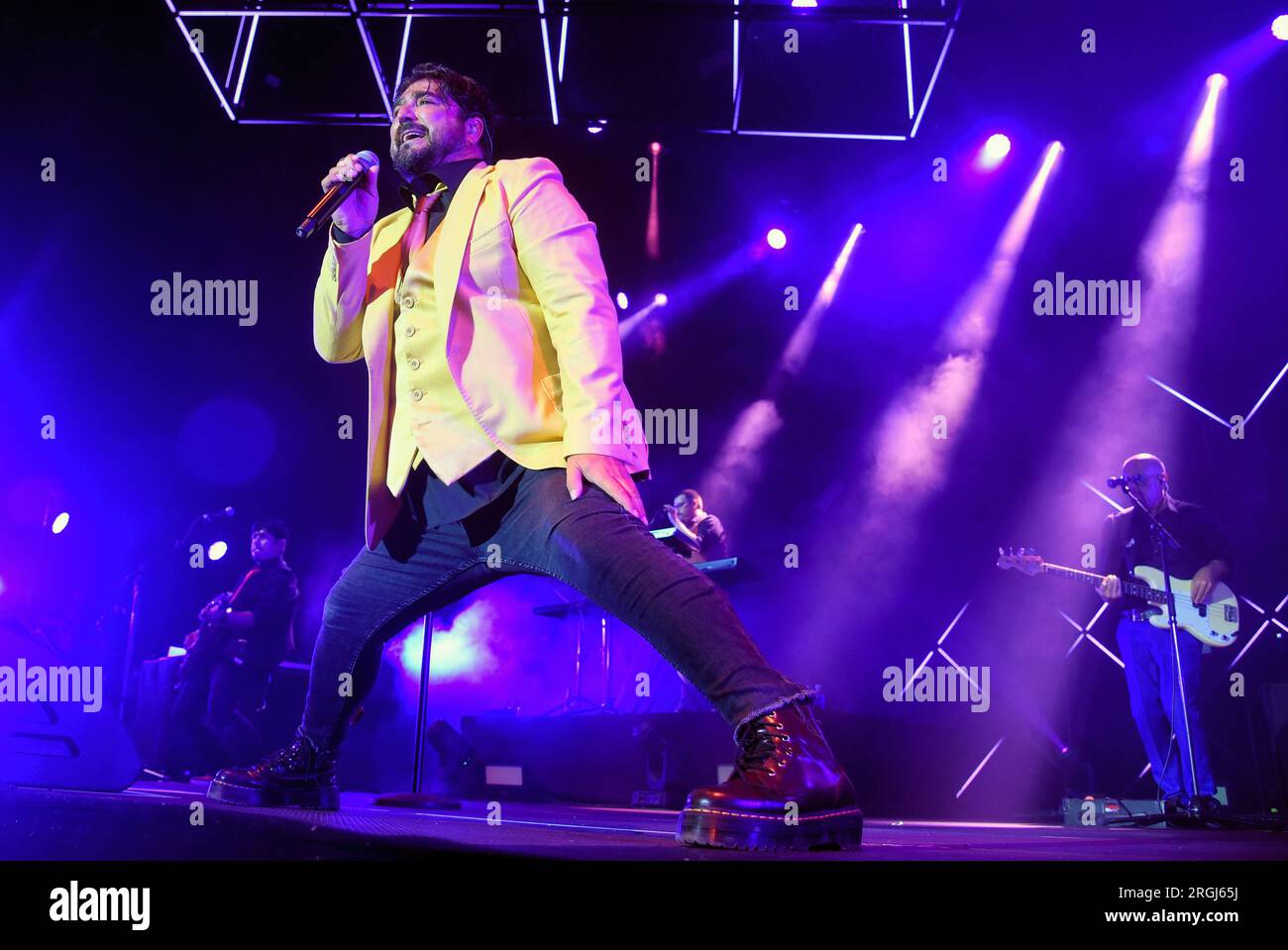 Sitges, Spanien. 09. Aug. 2023. Der spanische Sänger Antonio Orozco tritt live auf der Bühne des Festival Jardins de Terramar in Sitges auf. Kredit: SOPA Images Limited/Alamy Live News Stockfoto