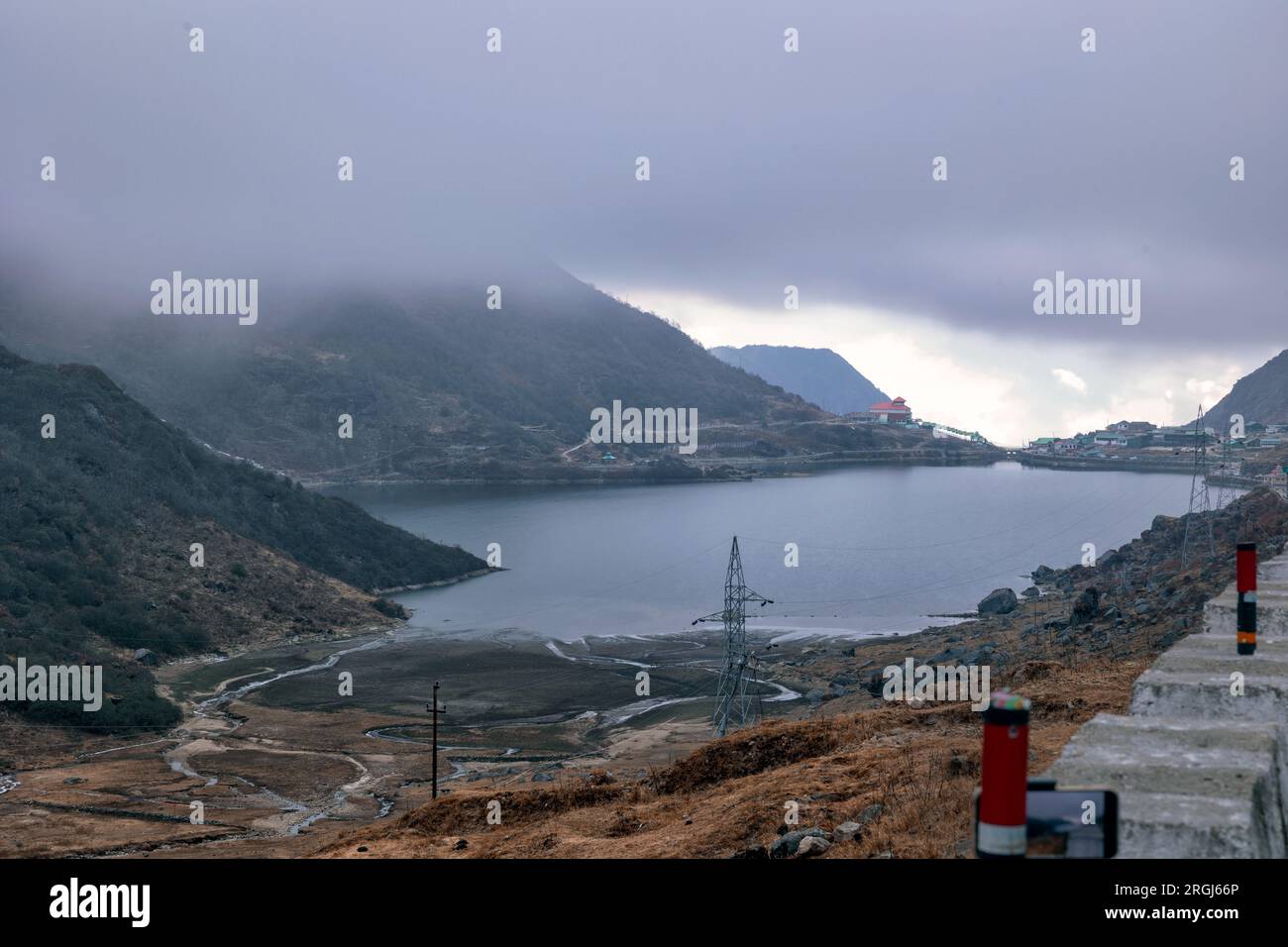 SIKKIM, INDIEN, 07. JANUAR 2016: Blick auf den gefrorenen Tsomogo-See Stockfoto