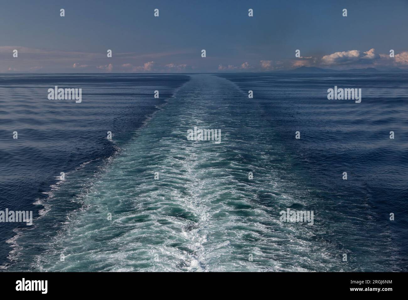 Stern, Turbulent Wake von einem großen Schiff, das in der Ferne verschwindet, untergehende Sonne, reflektierendes Licht, untere Clarence-Straße, Alaska. Stockfoto