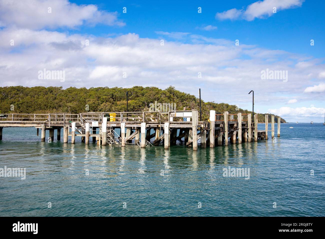 Fraser Island K'gari und Timber Wharf Pier am Kingfisher Bay Resort an der Westküste, Queensland, Australien Stockfoto
