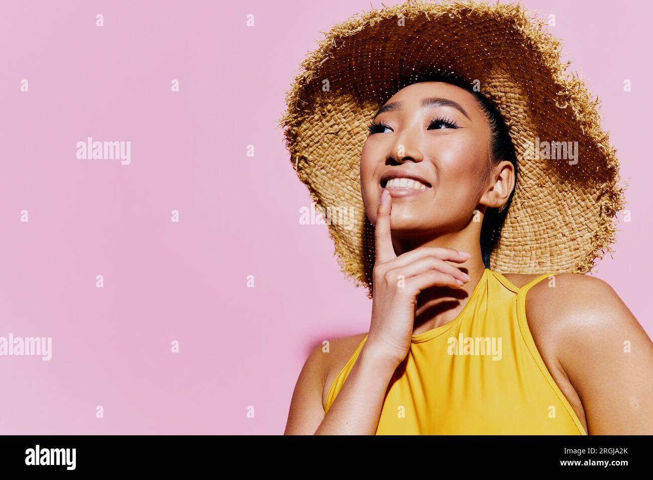Frau Schönheit Mode Pink trendy Lächeln Badeanzug Gelb Porträt Sommer attraktiv Stockfoto