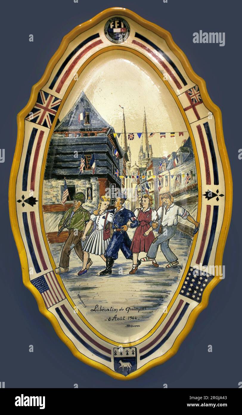 La Liberation de Quimper. Plat patriotique en faience polychrome, faiencerie Henriot, 1943. Musée breton de Quimper. Stockfoto