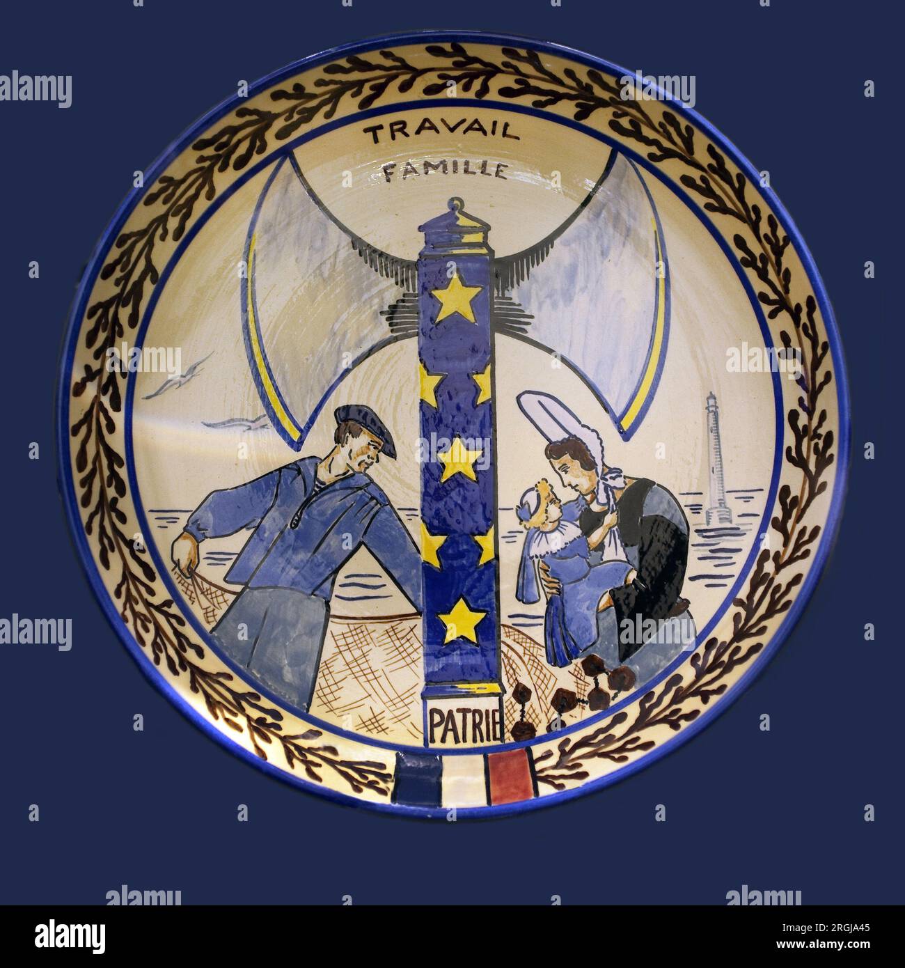 "Travail, famille, patrie", plat de propagande vichyste. Faiencerie Polychrom, faiencerie HB, 1941-1944. Musée breton de Quimper. Stockfoto