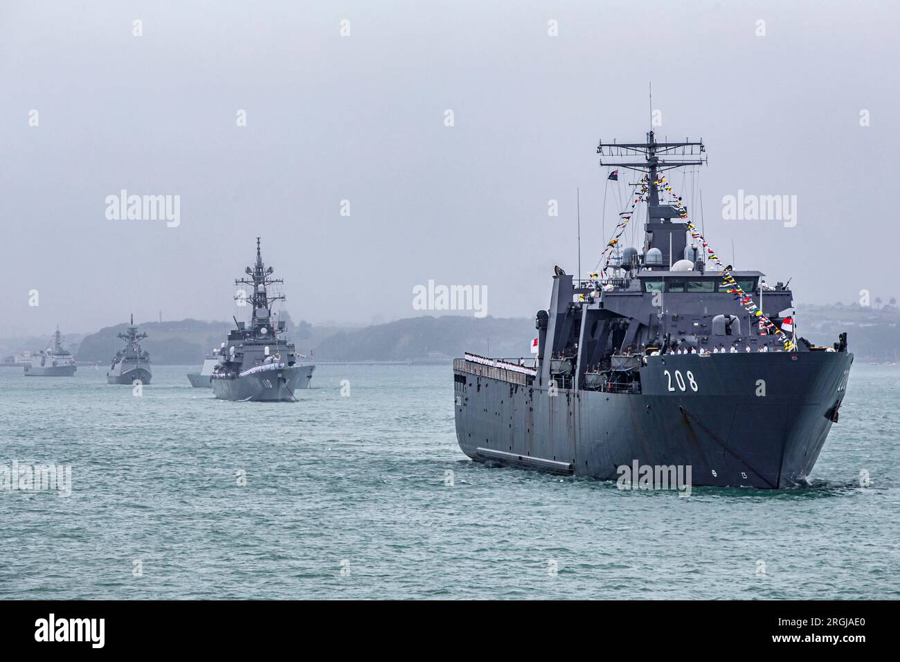 RSS-Entschließung der Seeschifffahrt Singapurs Teilnahme an einer Überprüfung der internationalen Seeschifffahrt im Waitemata-Hafen, Auckland, Neuseeland, Stockfoto